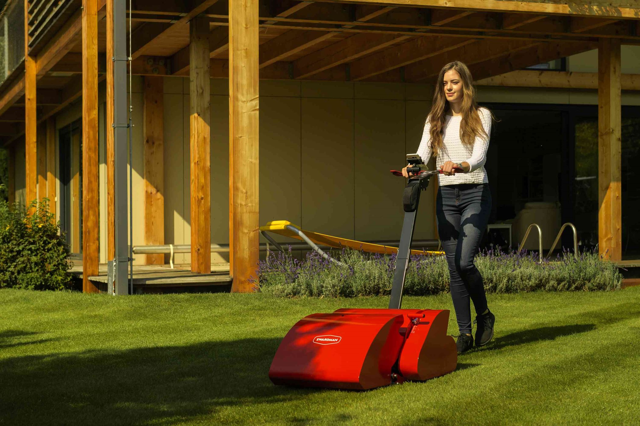 Swardman Electra mit einer Frau, die mäht