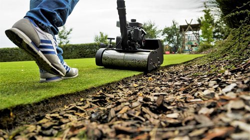 Válcování trávníku vřetenovou sekačkou